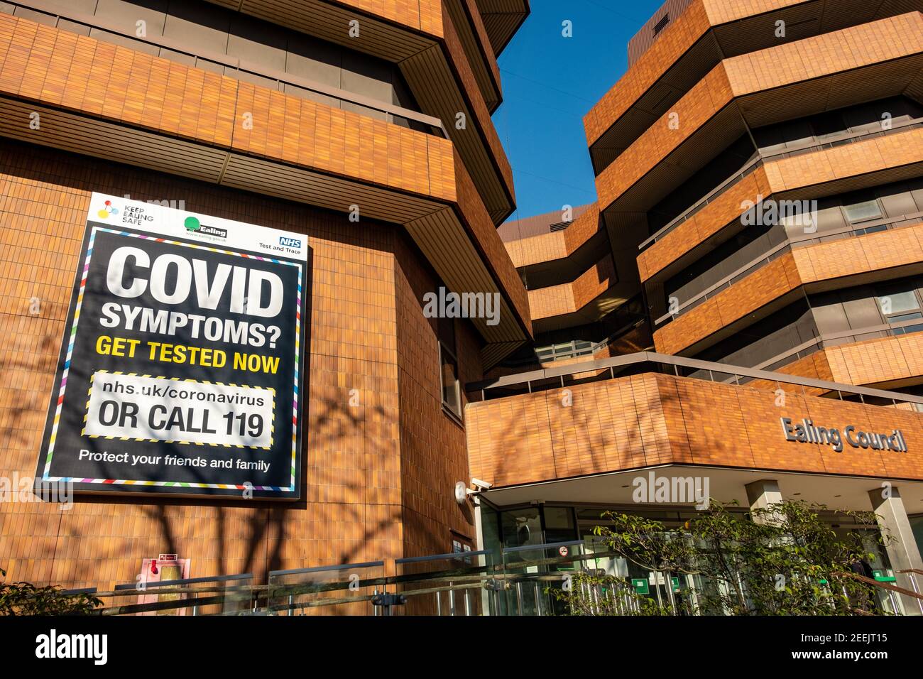 Londra - Febbraio 2021: Covid 19 NHS cartello informativo su Ealing council Building, West London Foto Stock