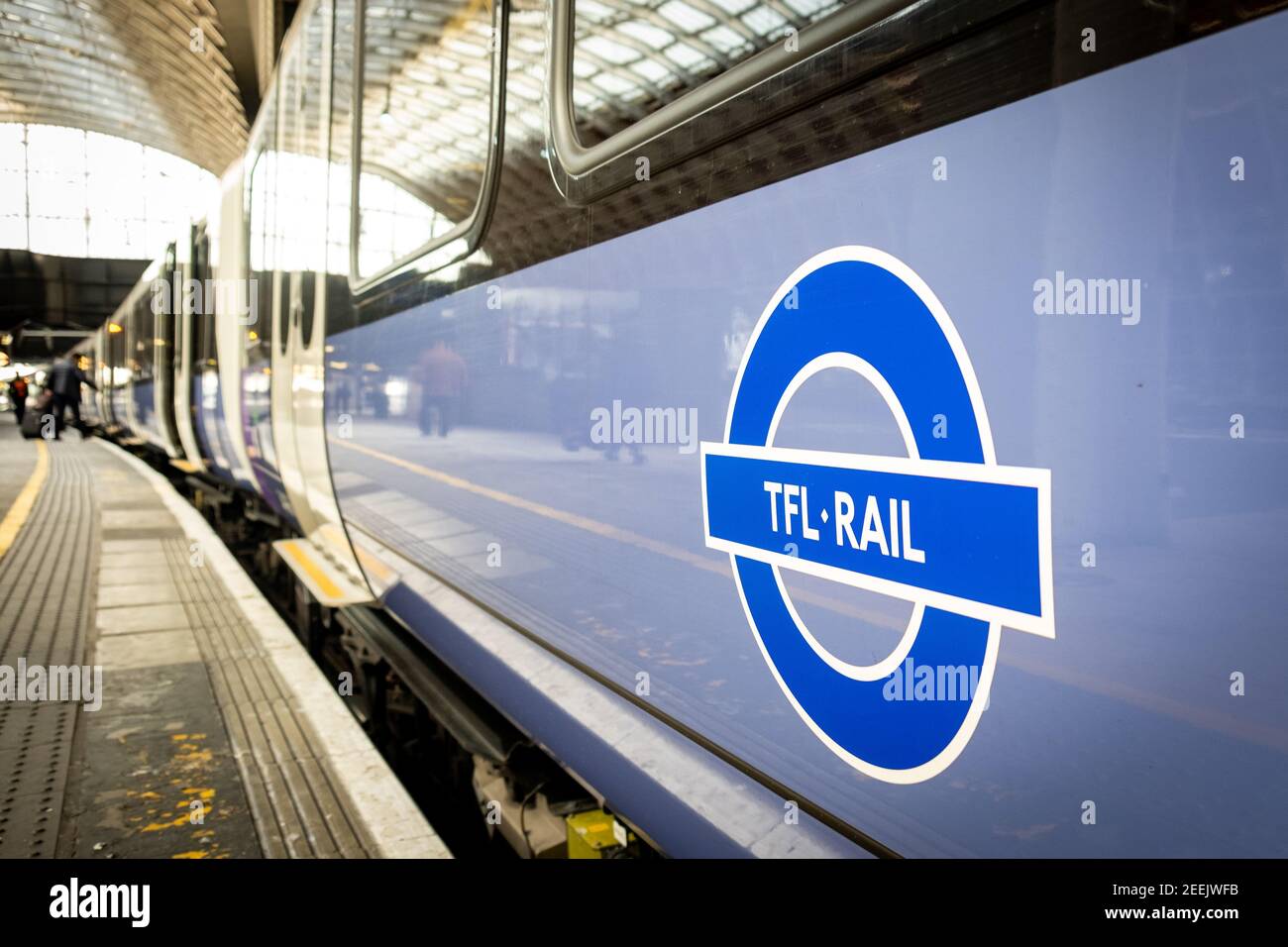 Londra - Febbraio 2021: Logo del treno ferroviario TFL sul lato del treno alla stazione di Paddington Foto Stock