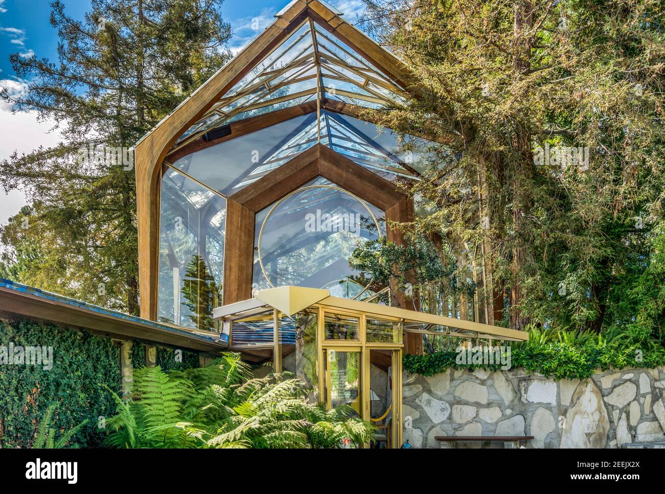 RANCHO PALOS VERDES, CA/USA - 28 FEBBRAIO 2015: L'esterno della cappella dei viandanti. La cappella di Wayfarers fa parte della Chiesa svedese del Nord America. Foto Stock
