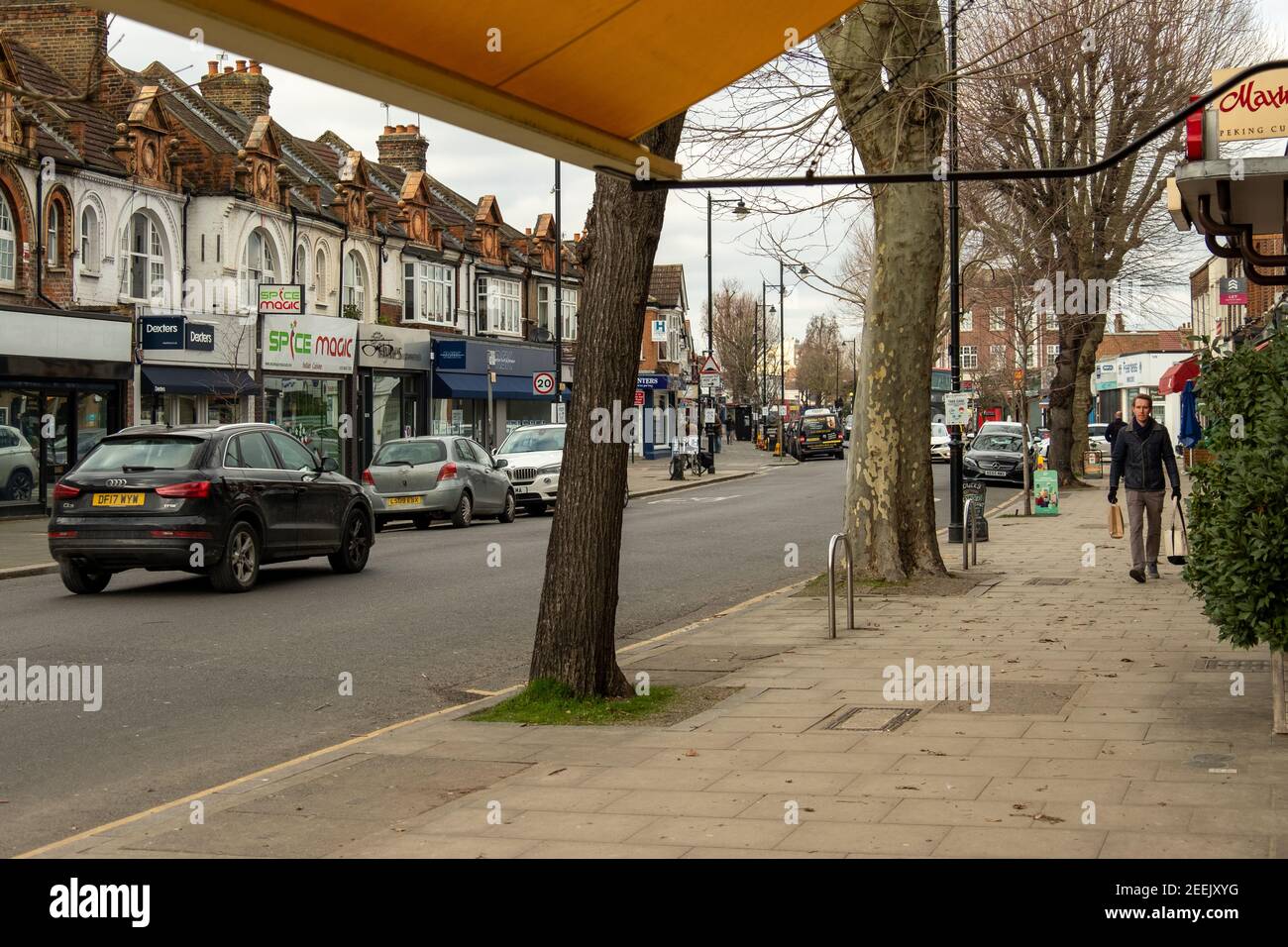 Londra - Northfields High Street, una lunga strada di negozi nella zona residenziale di Ealing West London Foto Stock