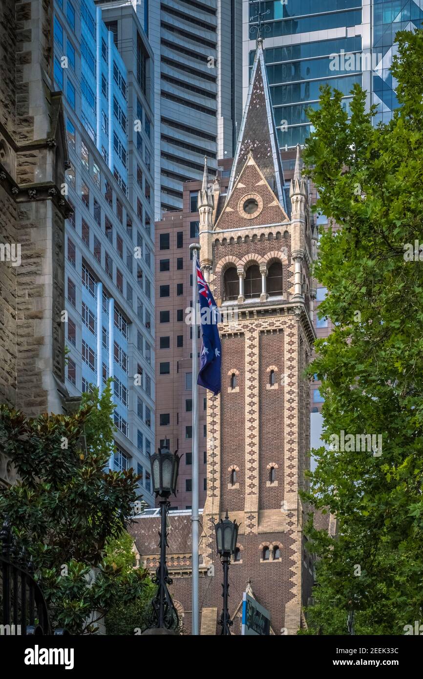 Cattedrale di St Paul, circondata da alti edifici circostanti, a Melbourne, Australia Foto Stock
