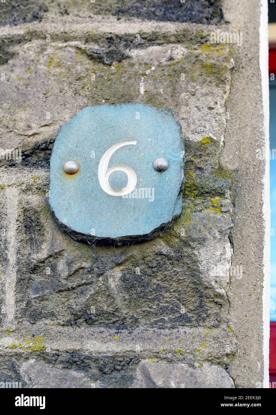 Casa numero 6 sul pannello ardesia. Windermere Road, Kendal, Cumbria, Inghilterra, Regno Unito, Europa. Foto Stock