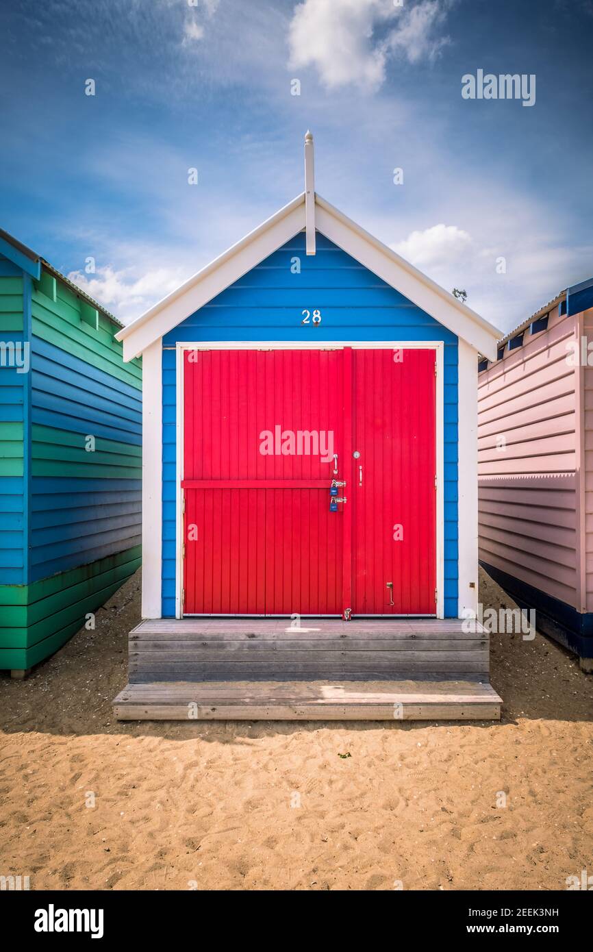 Una capanna blu e rossa sulla spiaggia di Brighton, vicino a Melbourne, Australia Foto Stock