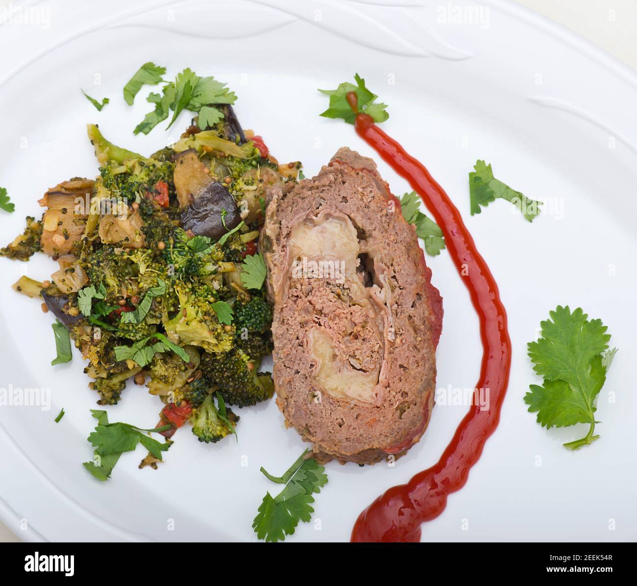 pagnotta di carne con verdure in un piatto bianco Foto Stock