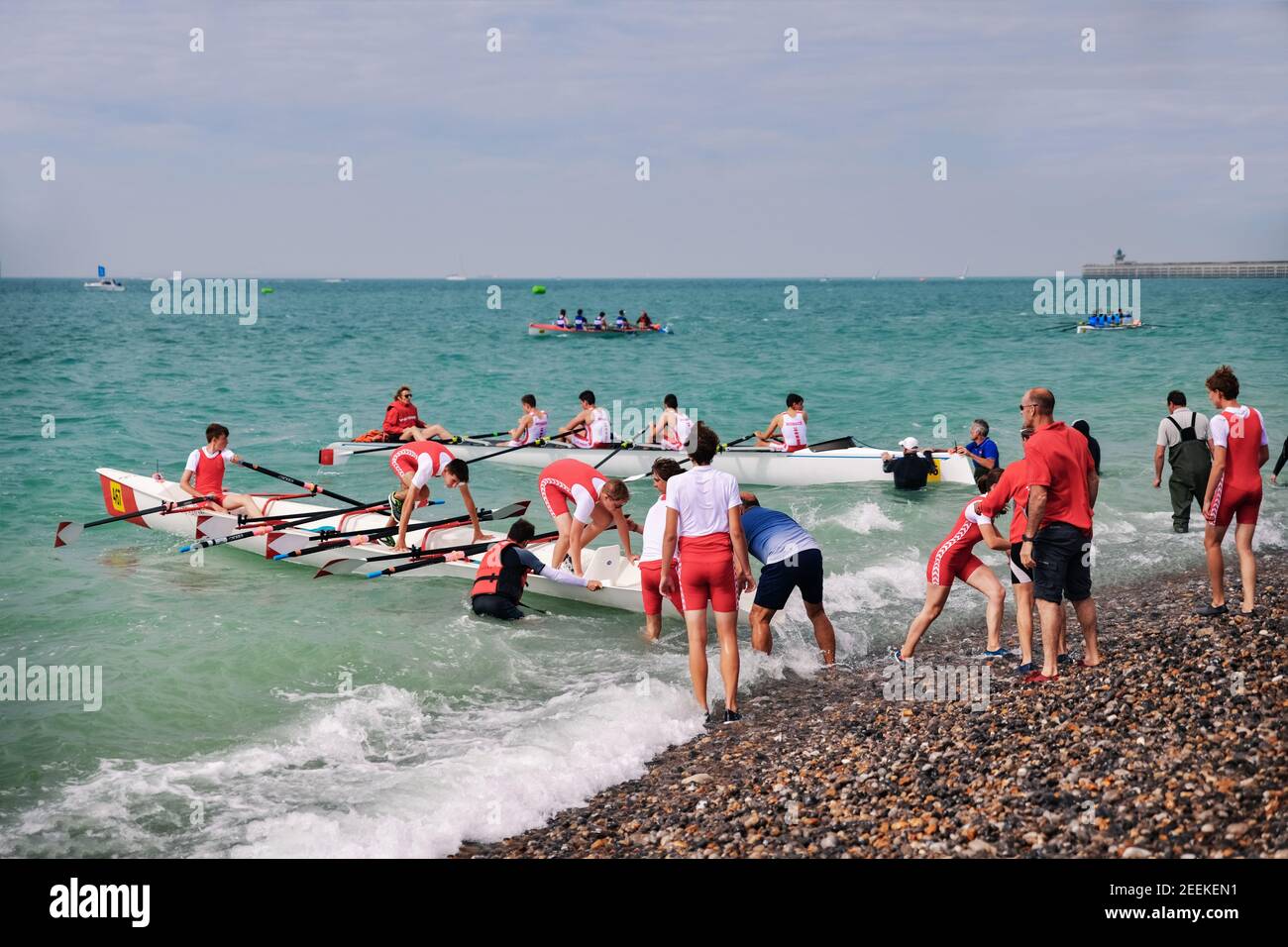 DIEPPE, FRANCIA - 25 MAGGIO 2019: Campionato francese di canottaggio. Imbarcazioni per la pesca d'acqua con squadre Foto Stock