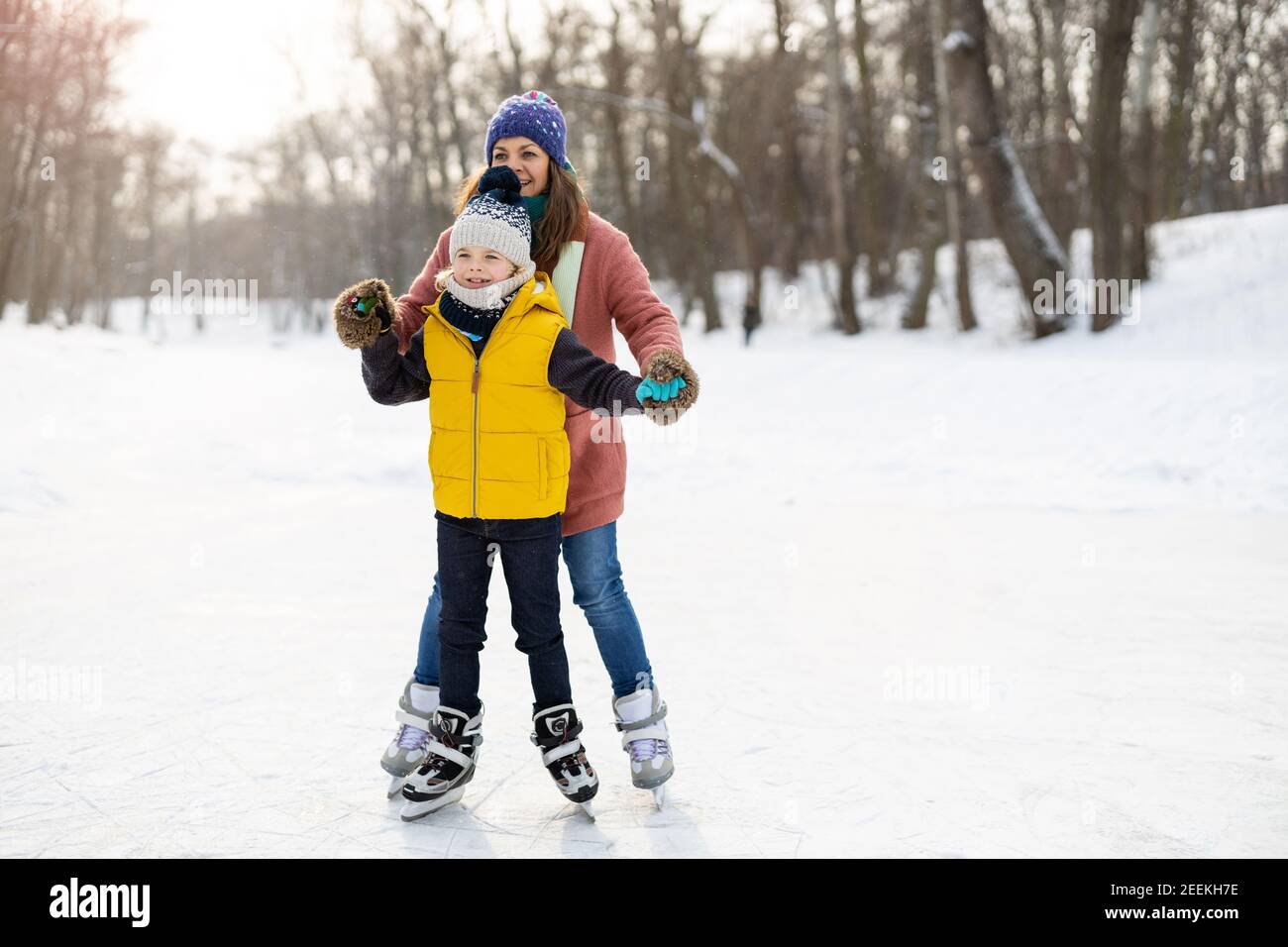 Madre e figlio pattinaggio su ghiaccio Foto Stock