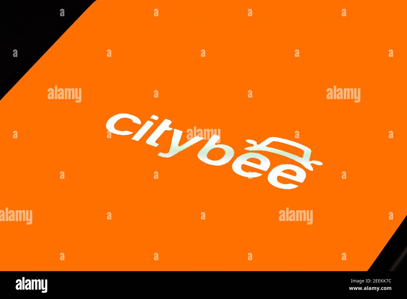L'app CityBee è migliaia di autovetture, scooter elettrici, veicoli da carico o biciclette intorno a te che puoi sbloccare tramite il telefono e noleggiare Foto Stock