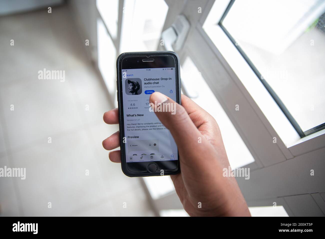 Smartphone con chat audio Clubhouse drop-in visualizzata sullo schermo. Un nuovo social network molto popolare basato sulla voce, dove le persone si riuniscono per parlare Foto Stock