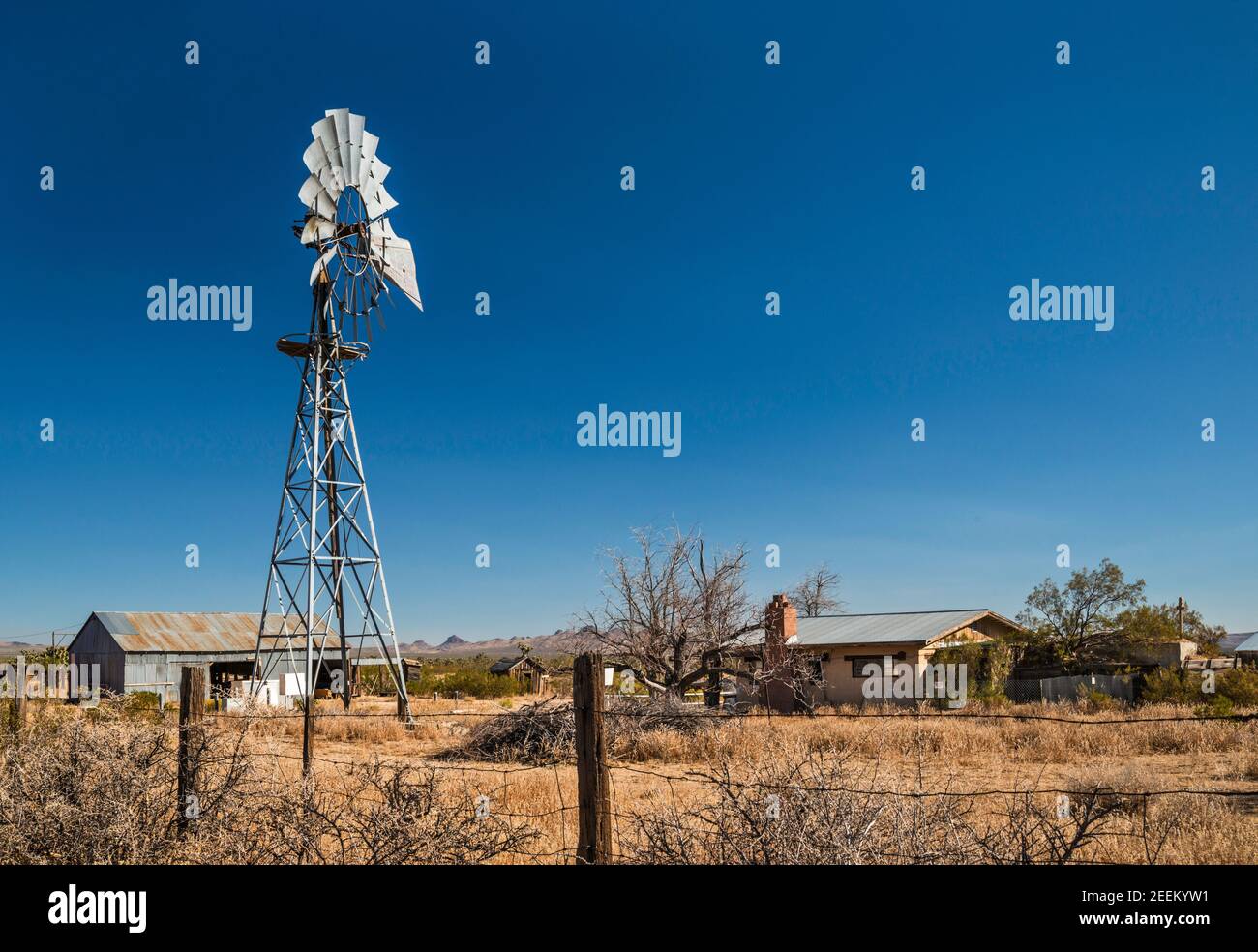 Pompa d'acqua stile Aermotor al ranch presso il sito di Lanfair, Lanfair Valley, Mojave National Preserve, California, USA Foto Stock