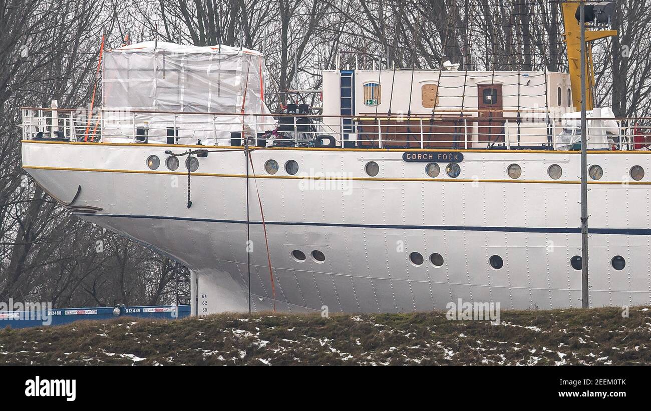 Berna, Germania. 16 Feb 2021. La nave da addestramento 'Gorch Fock' è priva di teloni e ponteggi nel cantiere navale di Lürssen. Il costoso e lungo rinnovo della nave di addestramento navale sta per finire. Credit: Sina Schuldt/dpa/Alamy Live News Foto Stock