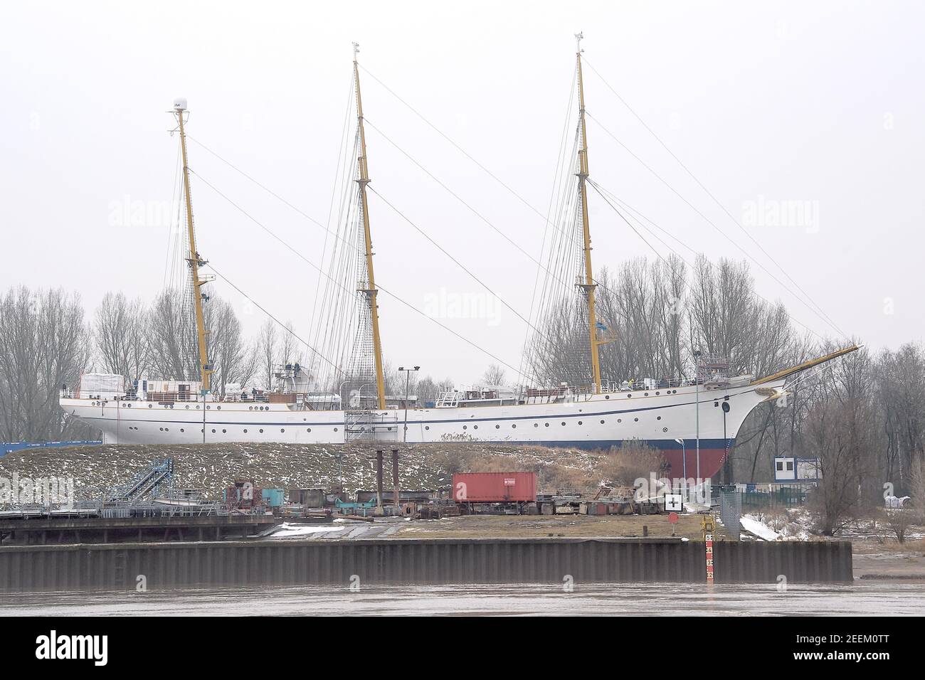 Berna, Germania. 16 Feb 2021. La nave da addestramento 'Gorch Fock' è priva di teloni e ponteggi nel cantiere navale di Lürssen. Il costoso e lungo rinnovo della nave di addestramento navale sta per finire. Credit: Sina Schuldt/dpa/Alamy Live News Foto Stock