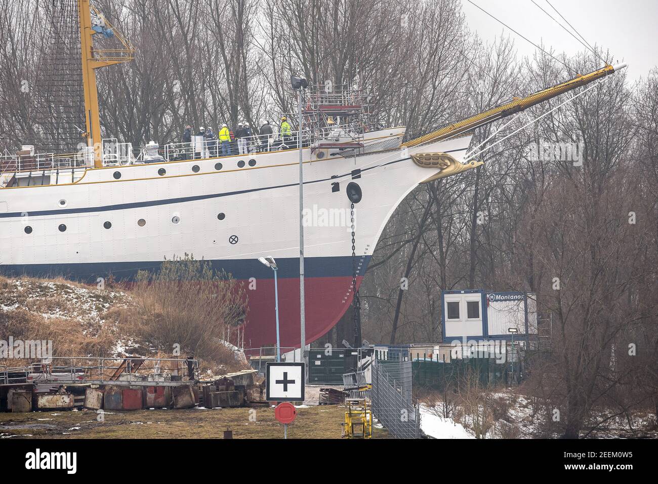 Berna, Germania. 16 Feb 2021. La nave da addestramento 'Gorch Fock' è priva di teloni e ponteggi nel cantiere navale di Lürssen. Il costoso e lungo rinnovo della nave di addestramento navale sta per finire. Credit: Sina Schuldt/dpa/Alamy Live News Foto Stock
