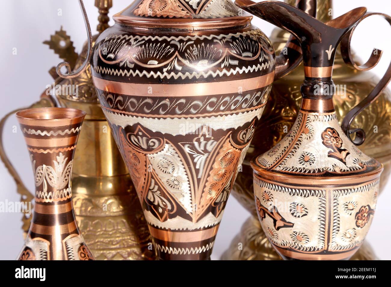 Brocca in rame con decorazioni tradizionali arabe su un bianco sfondo Foto  stock - Alamy