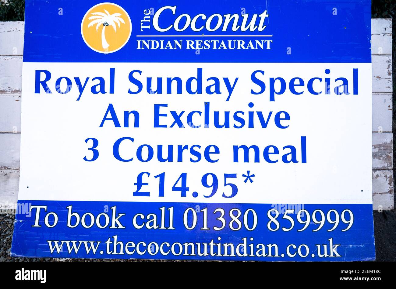 Un menu speciale pubblicato all'esterno del Coconut Indian Restaurant in Bromham Chippenham Wiltshire Inghilterra Regno Unito Foto Stock