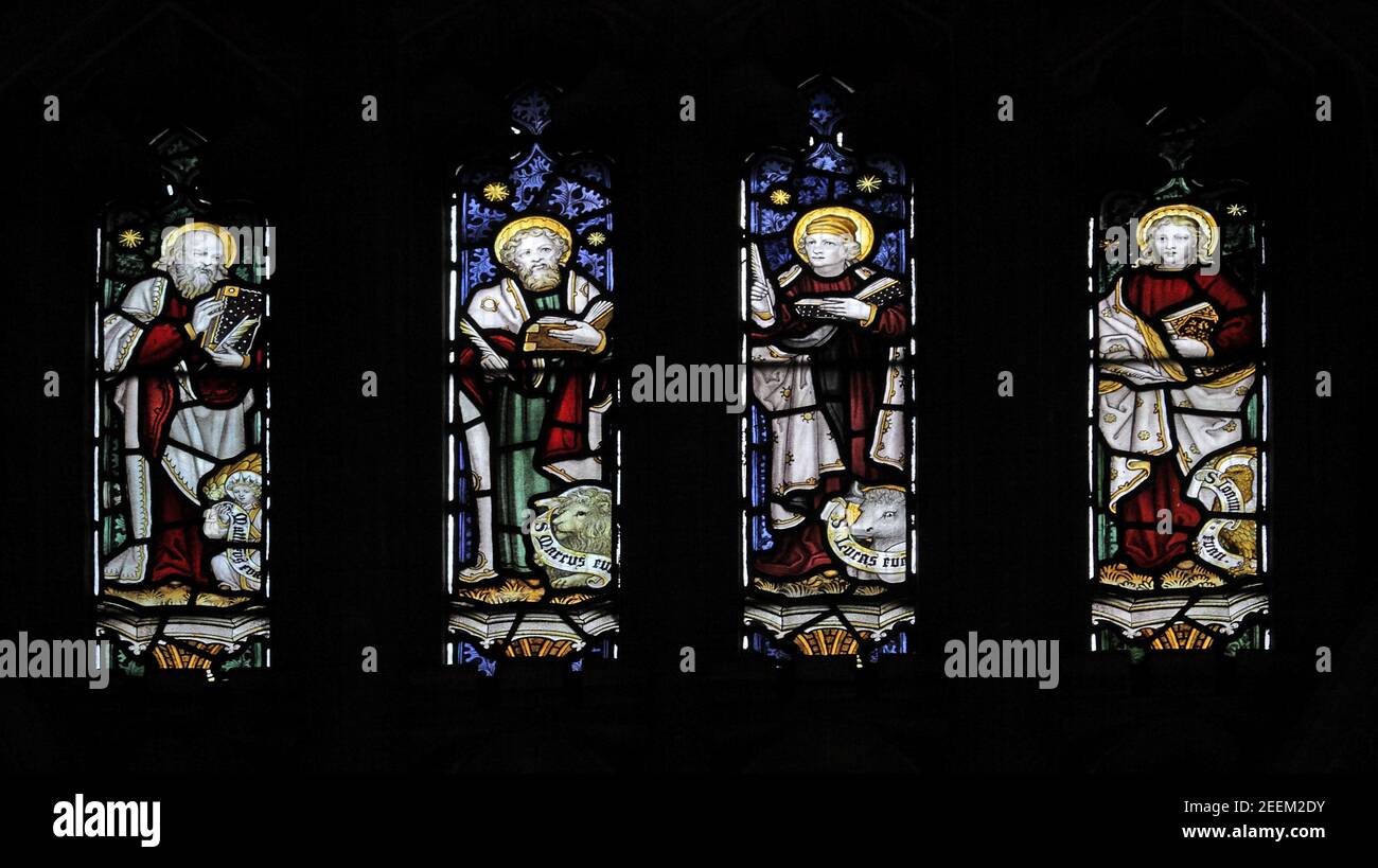 Una vetrata di C e Kempe & Co. Raffigurante i quattro Evangelisti, la Chiesa di Sant'Andrea, Whissendine, Rutland Foto Stock