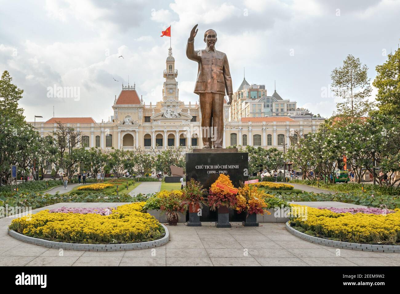 Statua di ho Chi Minh di fronte al People's Committee Building Saigon, Vietnam Foto Stock
