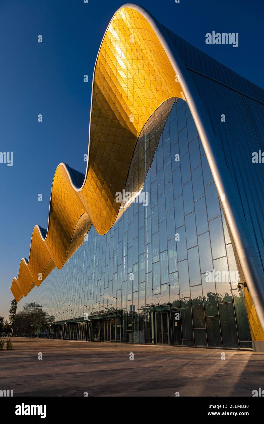 Mosca Russia-30 agosto 2019 Palazzo moderno degli sport in ginnastica ritmica primo piano contro il cielo blu con il riflesso del sole nel bicchiere Foto Stock