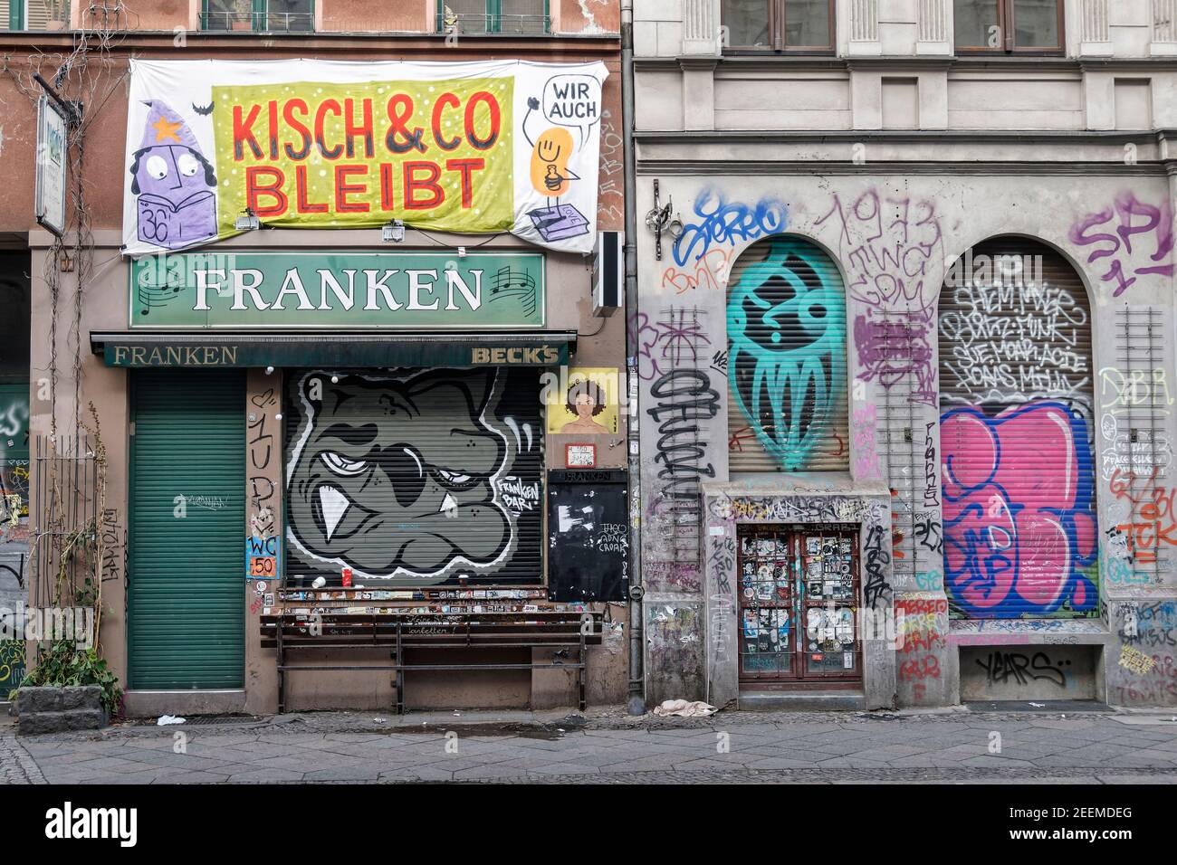 Oranienstrasse, Kreuzberg, Lockdown, Januar 2021, geschlossene Bar Franken, Protestplakat gegen Räumung vom Buchhandlung Kisch& Co Foto Stock