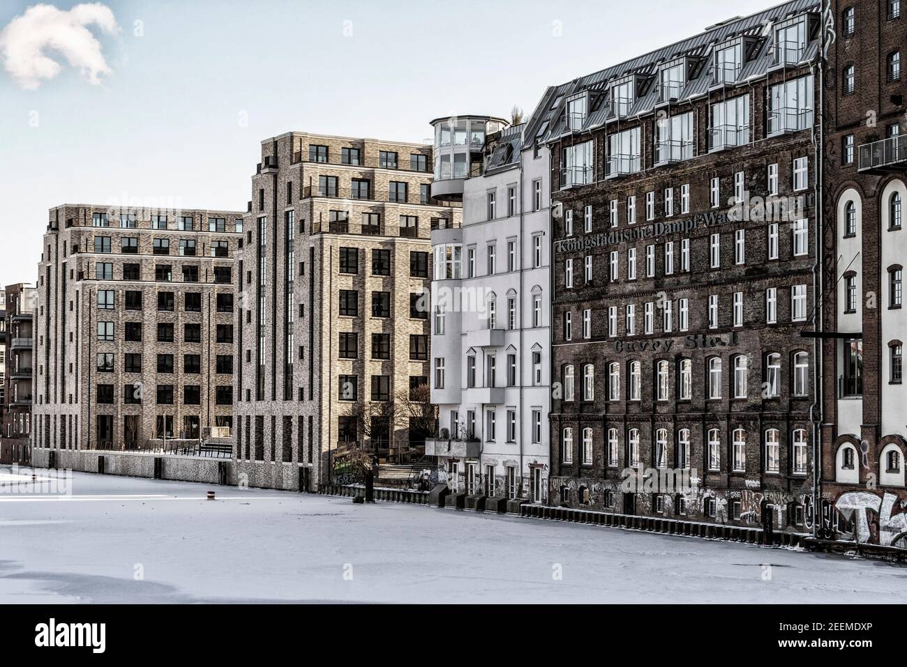 Neubauten Cuvry Campus an der Spree, historische Speicherhäuser, Kreuzberg, Berlino Foto Stock