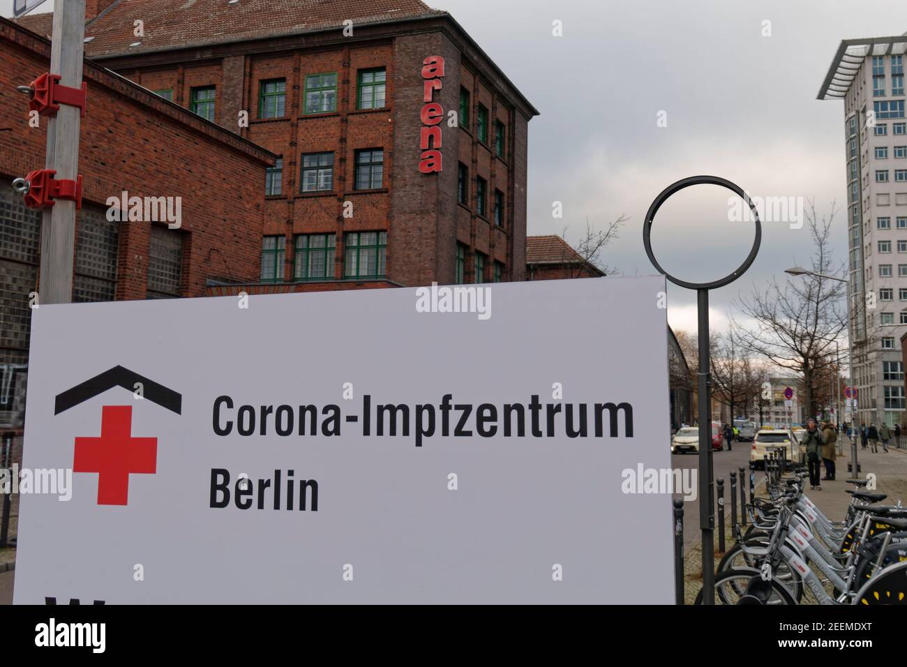 Corona Impfzentrum Arena Treptow, Berlino . Covid-19, Covid19, Coronakrise, Coronavirus, Corona-Virus, Corona-Krise, Impfung, impfen, Impfstoff, Senior Foto Stock