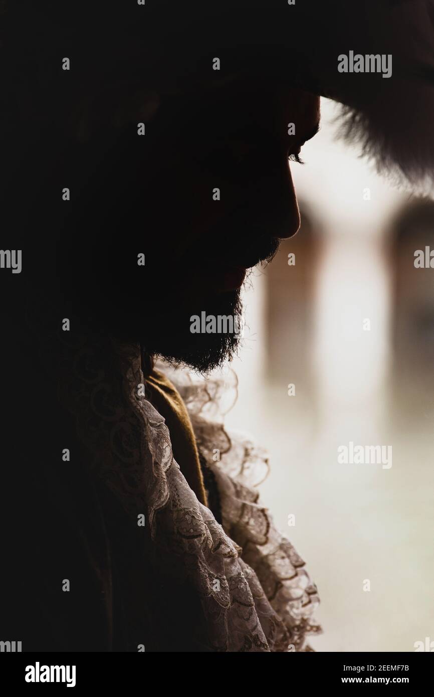 Profilo in silhouette di un uomo in classico stile veneziano. Fotografia verticale con spazio di copia adatto per l'inserimento di testo. Foto Stock