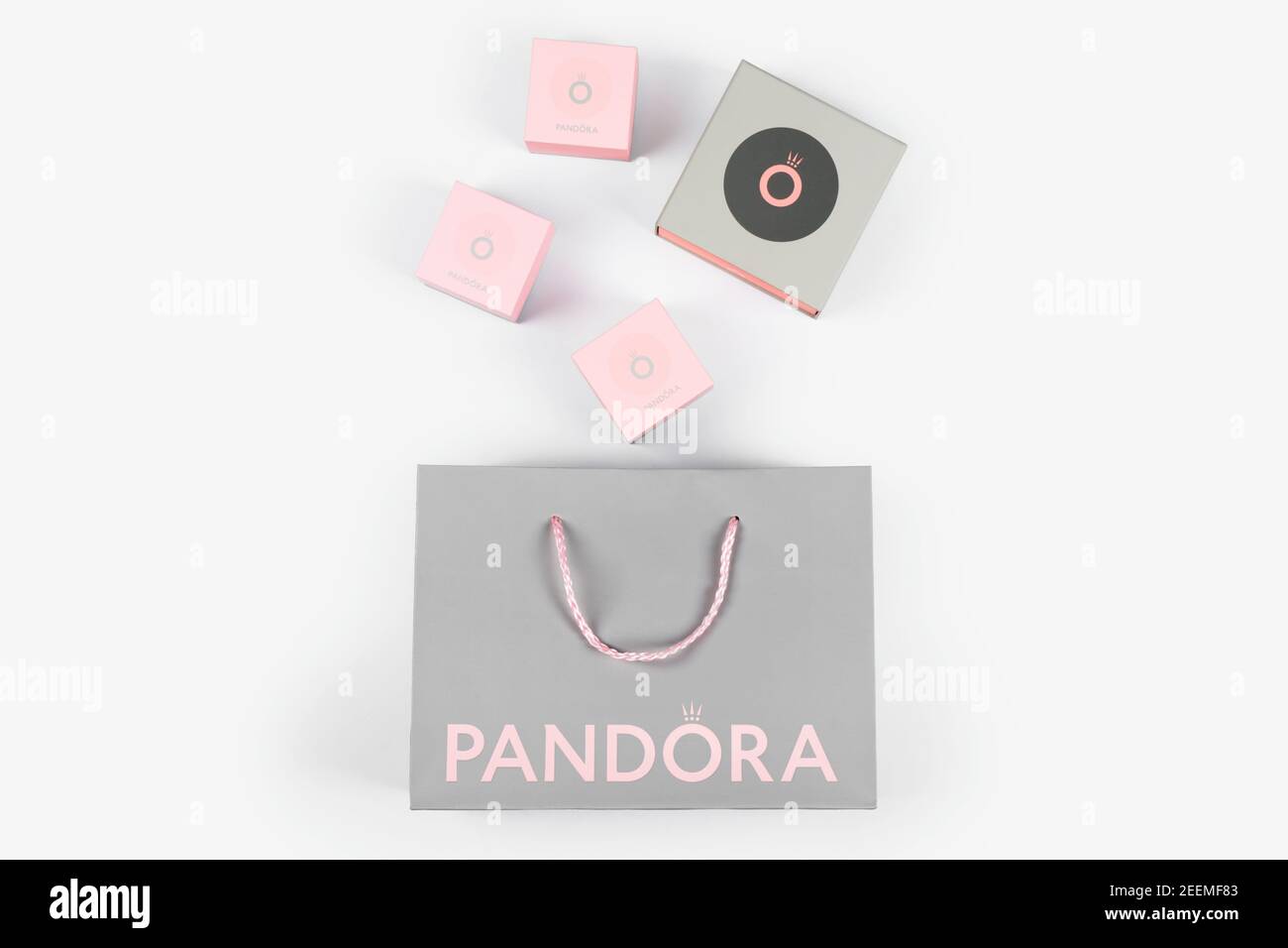 KIEV, UCRAINA - 11 FEBBRAIO 2021: Borsa della spesa in carta grigia Pandora  con logo rosa e scatole rosa. Famoso per i braccialetti con il marchio di  fascino è un produttore Foto stock - Alamy