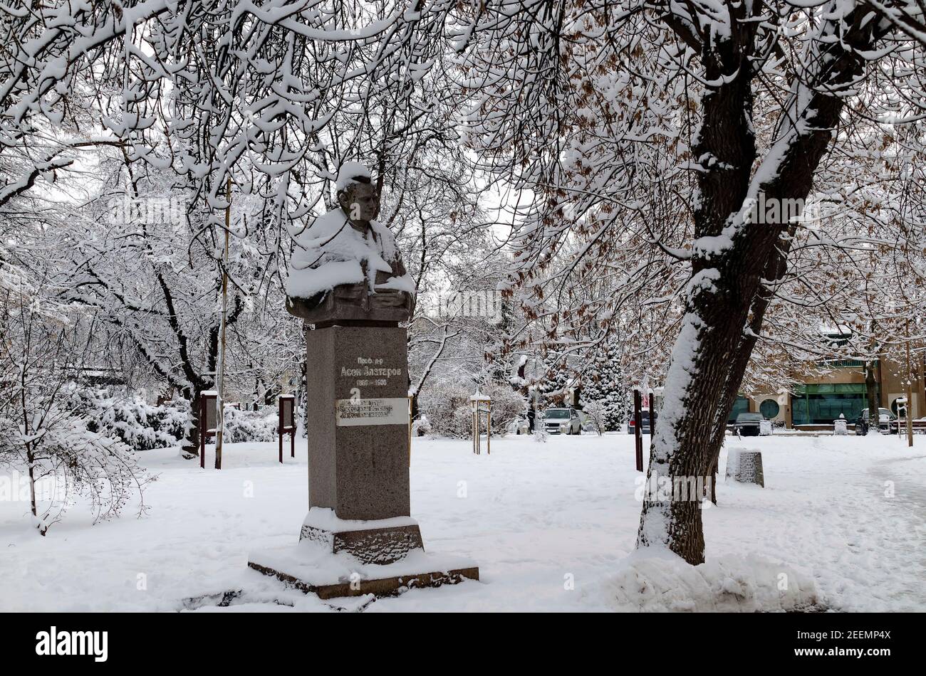 Scena invernale con alberi e scultura di Zahari Stoyanov nel parco, coperto di neve, Sofia, Bulgaria Foto Stock