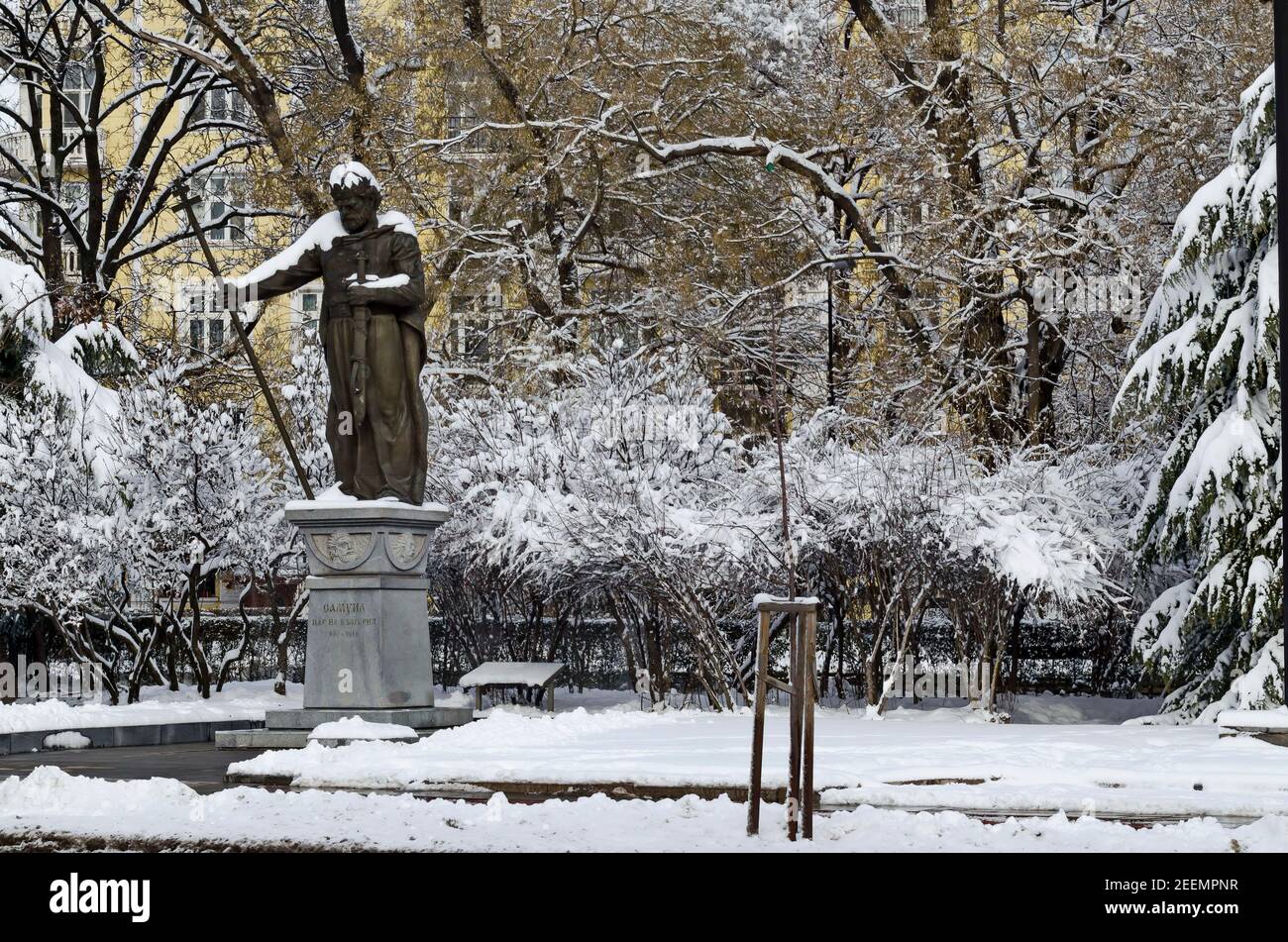 Scena invernale con alberi e scultura di zar Samuel nel parco, coperto di neve, Sofia, Bulgaria Foto Stock