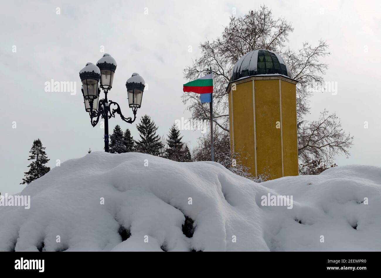 Scena invernale con il principale punto astronomico della triangolazione statale della Bulgaria, Europa, costruita nel 1920 situata a Sofia Foto Stock