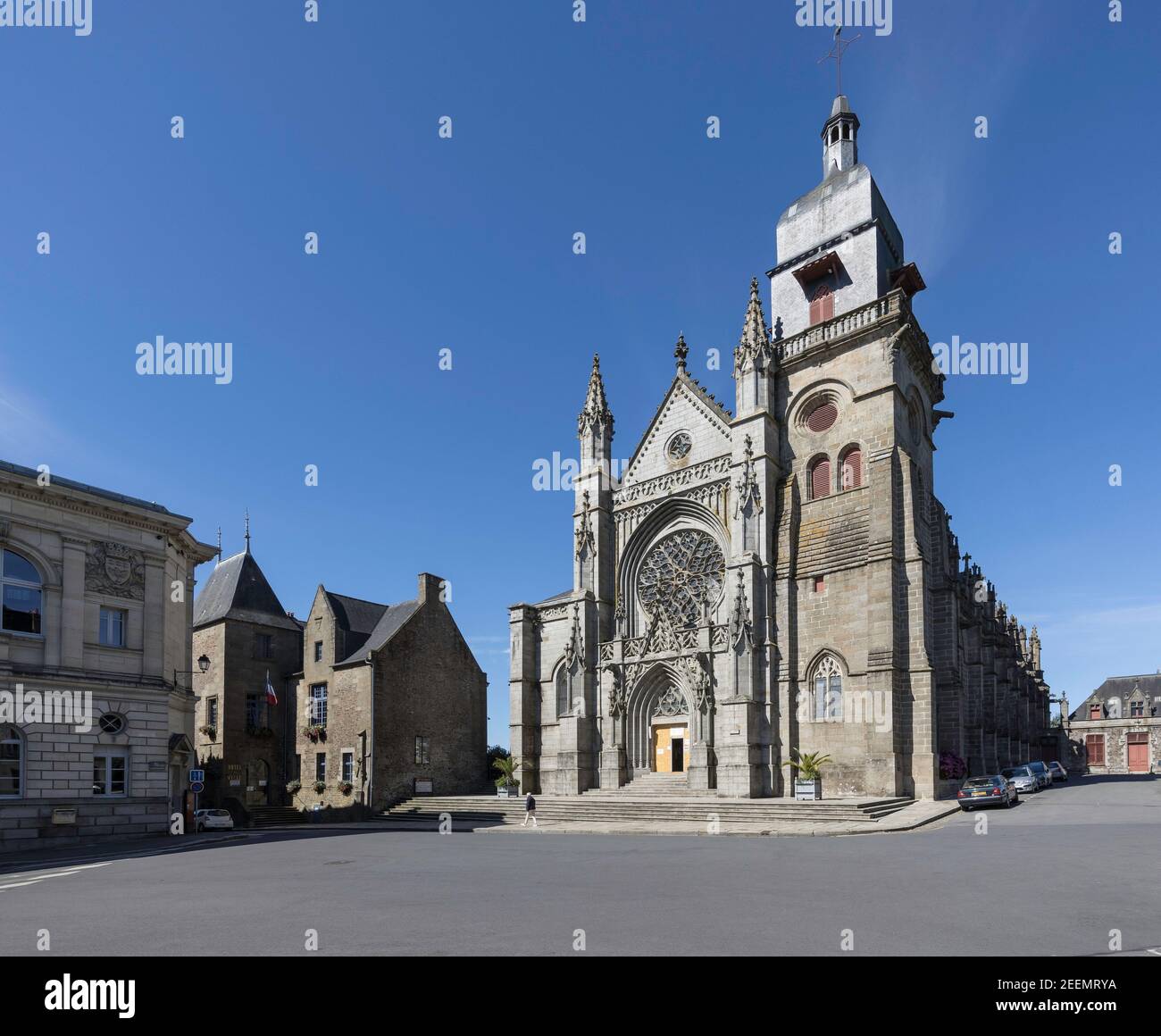 Vista frontale della Chiesa di Saint Leonard, Fougeres, Francia che mostra l'ingresso limitato per soddisfare le norme COVID-19 sotto un cielo blu chiaro Foto Stock