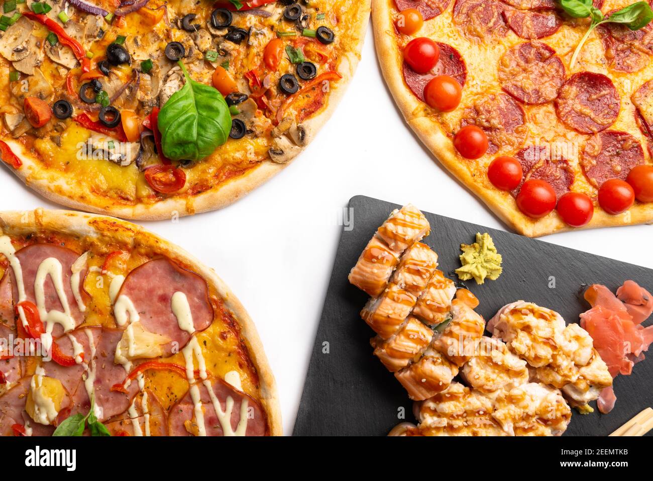 Pizza e sushi roll per menu isolati su bianco. Set combinato di panini e pizza con foglie di basilico, funghi, pomodoro, formaggio, olive, pepe, pepperoni. Foto Stock