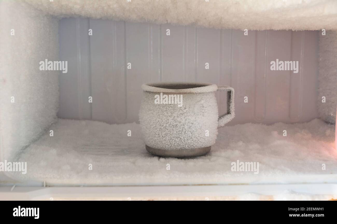 Acciaio inossidabile acqua potabile vetro nel congelatore di un  frigorifero. L'accumulo di ghiaccio all'interno di un congelatore pareti  Foto stock - Alamy