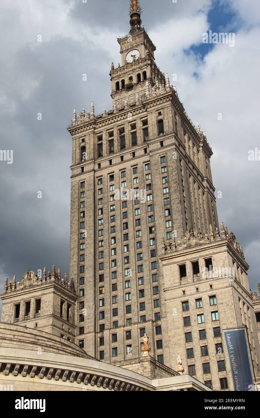 Il suggestivo Palazzo della Cultura e della Scienza a Varsavia, Polonia Foto Stock