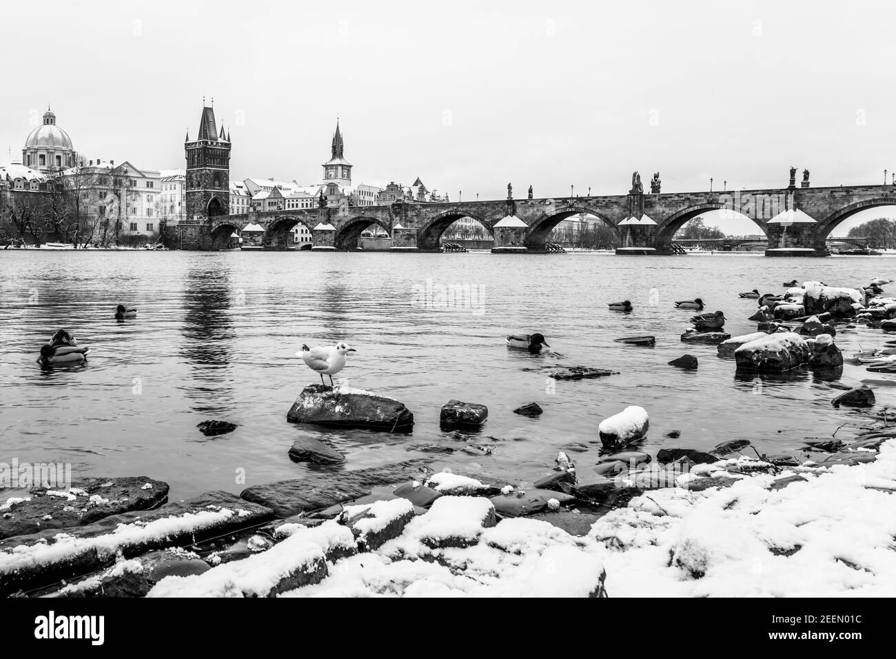 Ponte Carlo e fiume Moldava in inverno Foto Stock