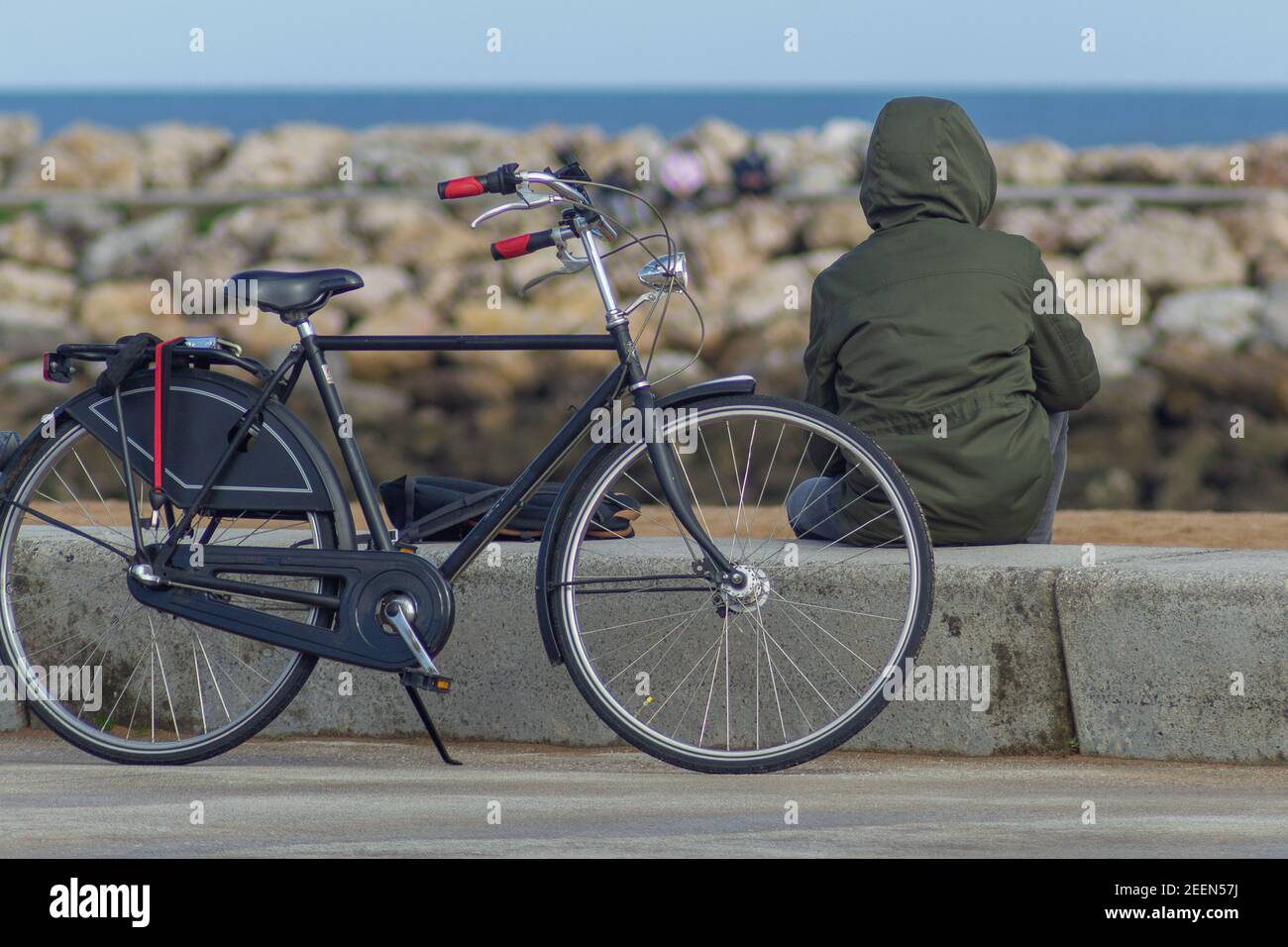 Respiro in una giornata invernale sul mare Foto Stock