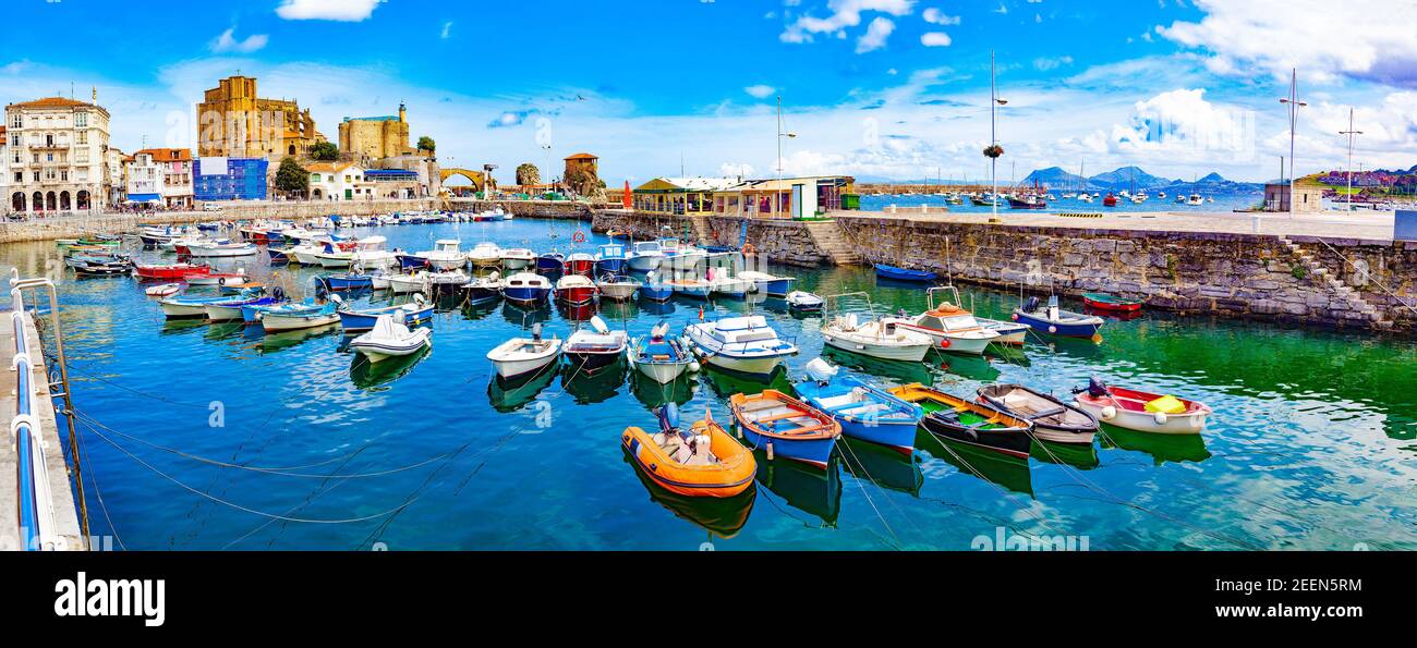 Villaggio di pescatori e ormeggio barche. Scenic seascape.Tourism in Spagna, Coastal città di Spagna.Castro Urdiales.Cantabria. Foto Stock