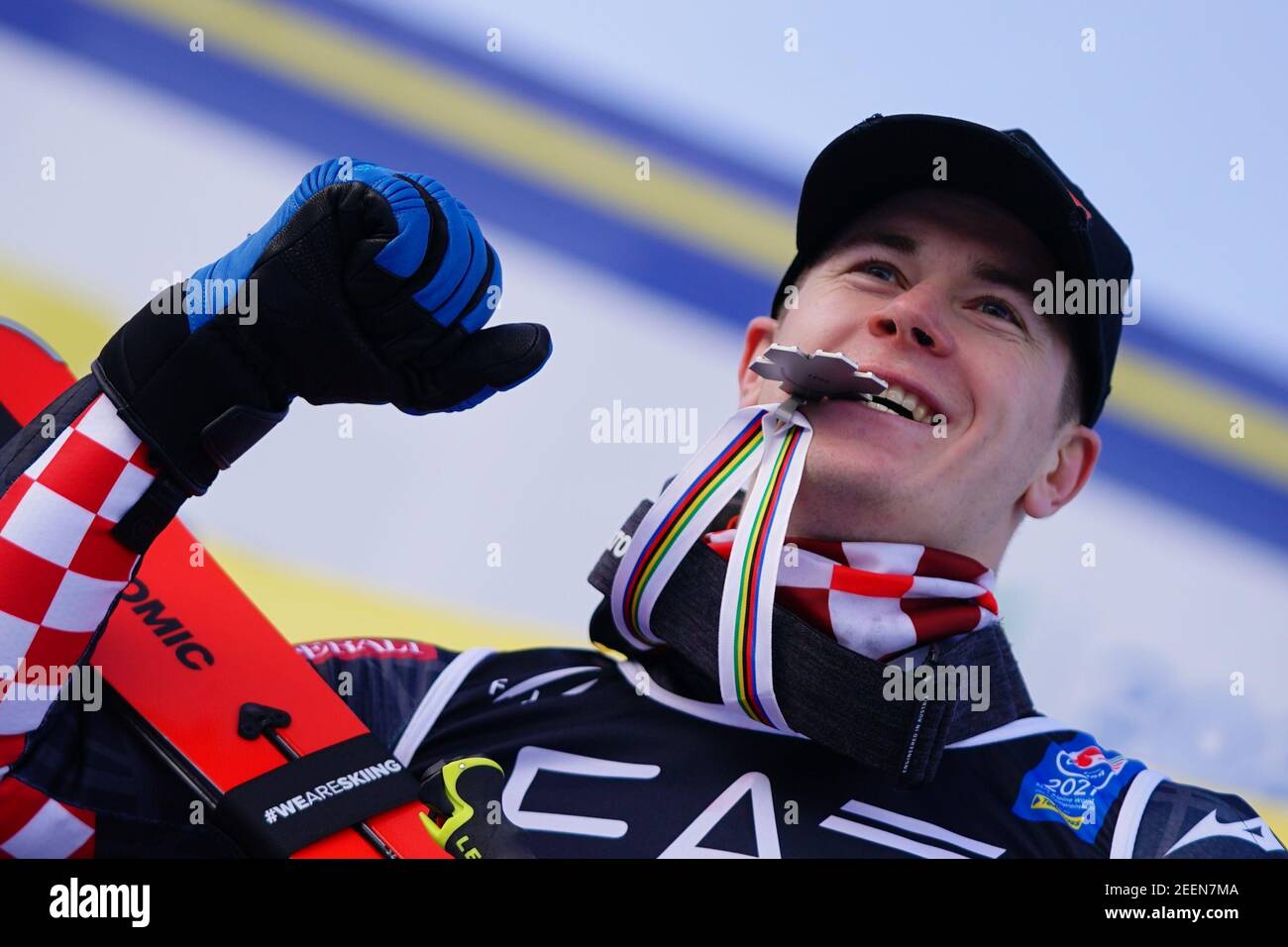16 febbraio 2021, Italia, Cortina D´ampezzo: Sci alpino: Campionati del mondo, parallelo, uomini: Filio Zubcic dalla Croazia mostra la sua medaglia d'argento. Foto: Michael Kappeler/dpa Foto Stock