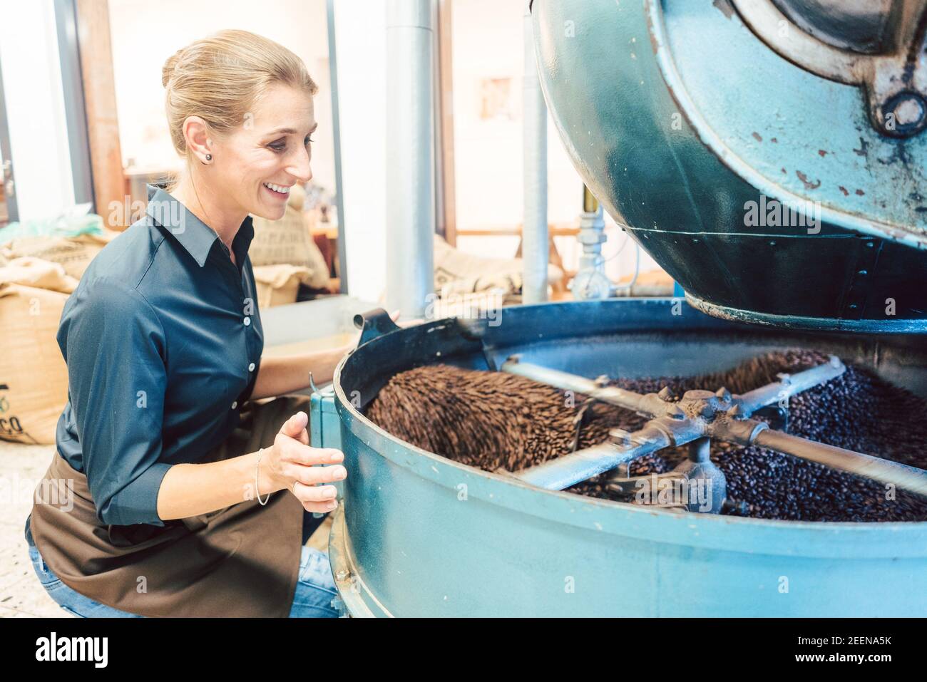 Donna arrostire il caffè Foto Stock