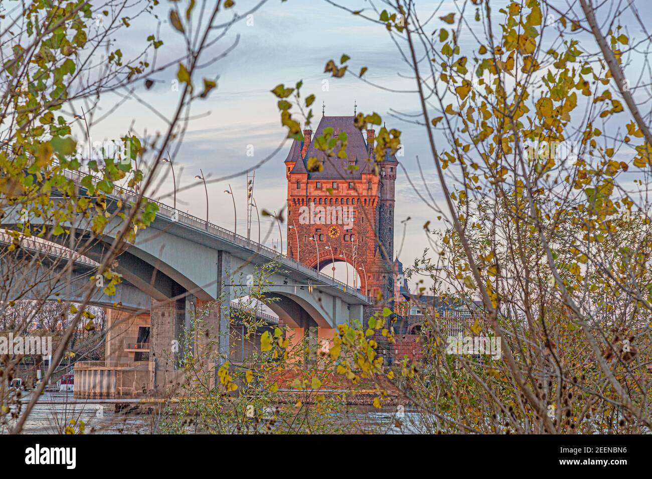 Vista della Torre Nibelungen e del Ponte Nibelungen a Worms durante l'alba senza traffico e persone Foto Stock