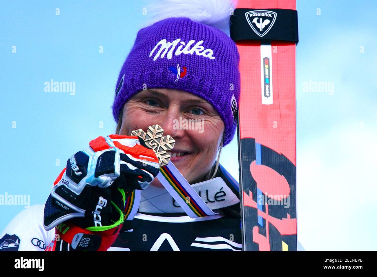 16 febbraio 2021, Italia, Cortina D´ampezzo: Sci alpino: Campionati del mondo, parallelo, Donne: Tessa Worley di Francia mostra la sua medaglia d'argento. Foto: Michael Kappeler/dpa Foto Stock