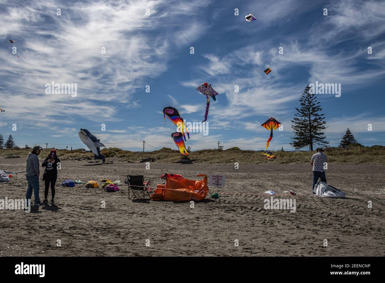 L'uomo lancia il kite al Kite Festival Foto Stock