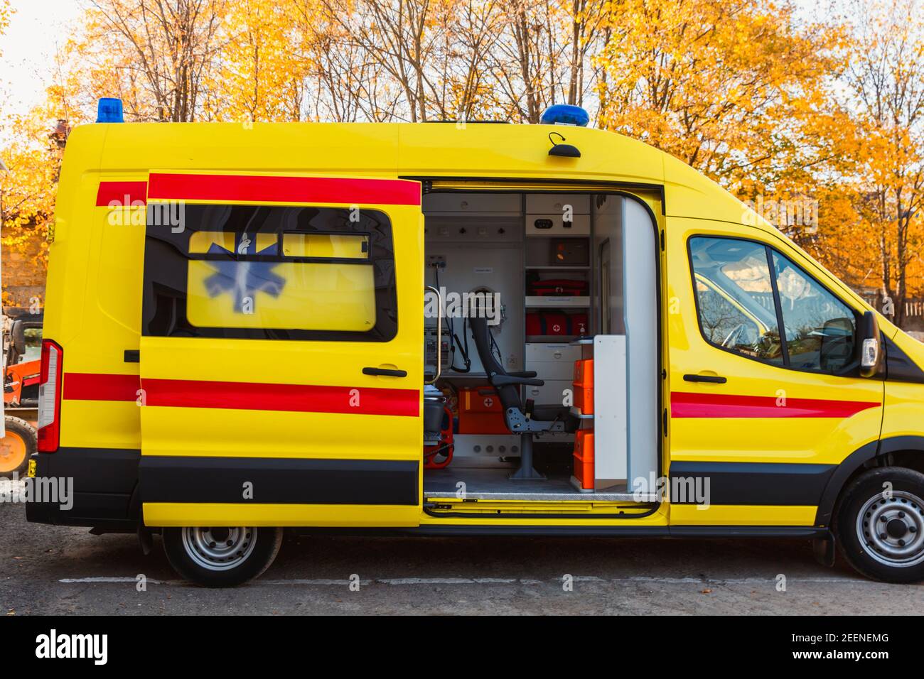 Zaporozhye, Ucraina - Novembre 08 2019 : ambulanza con una porta aperta. Ambulanza all'interno. Vista laterale. Foto Stock