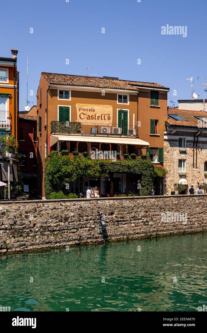 Sirmione è una piccola gemma sulla cima di una penisola nello splendido lago di Garda, nel Nord Italia. Foto Stock