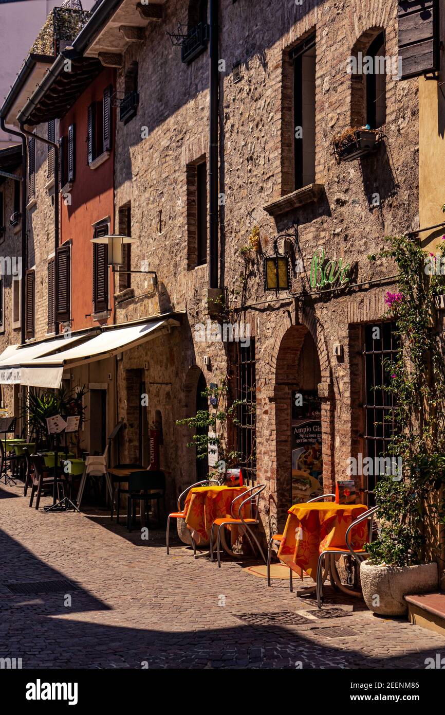 Sirmione è una piccola gemma sulla cima di una penisola nello splendido lago di Garda, nel Nord Italia. Foto Stock