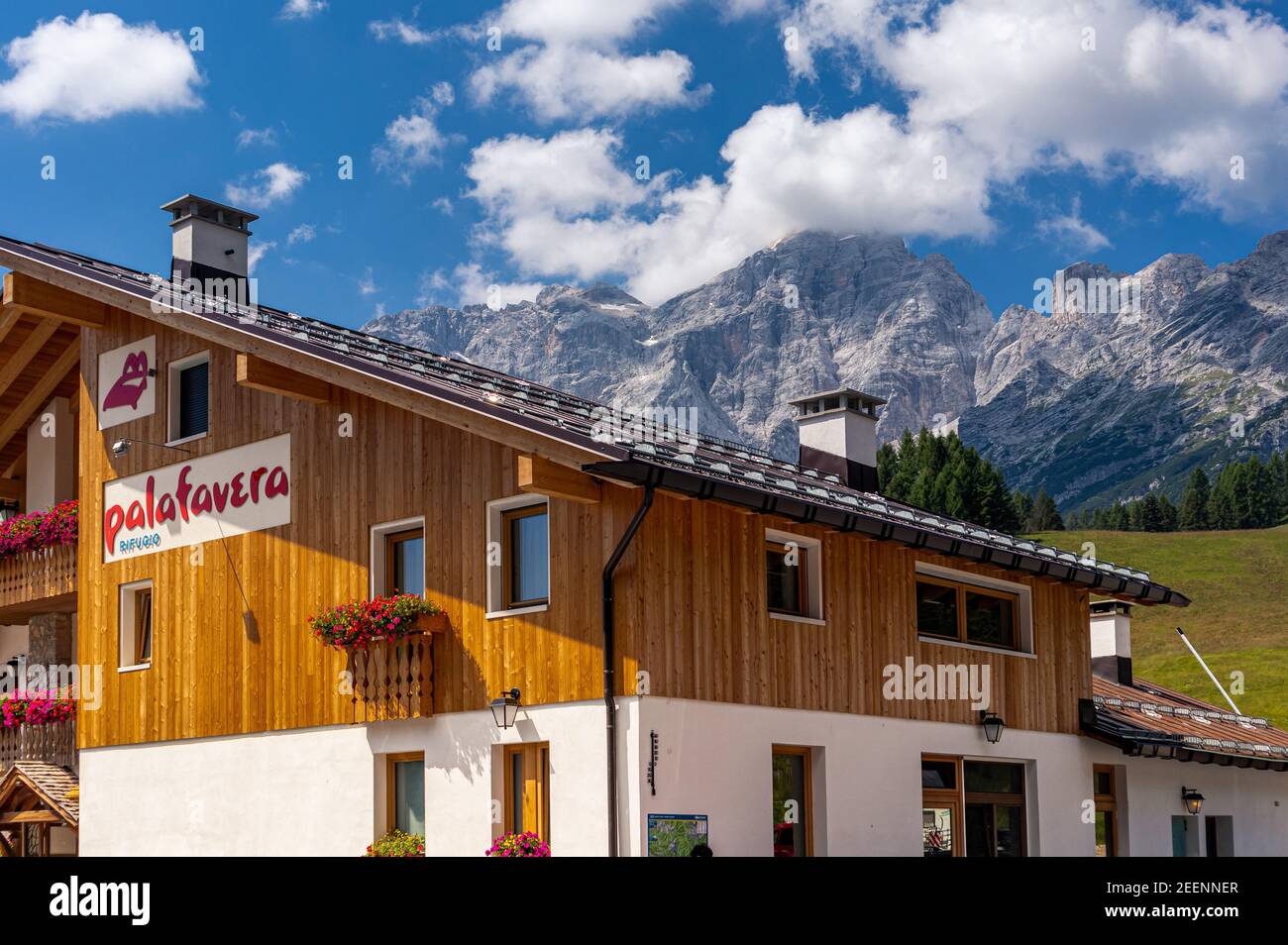 Le Dolomiti. Dalle escursioni a piedi e in bicicletta alle arrampicate in montagna, al parapendio e al deltaplano è impossibile annoiarsi. Foto Stock
