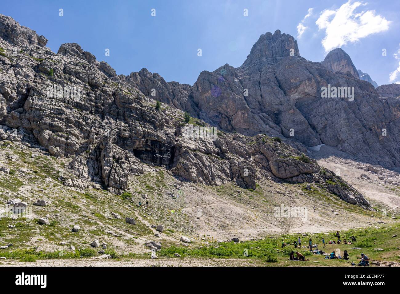 Le Dolomiti. Dalle escursioni a piedi e in bicicletta alle arrampicate in montagna, al parapendio e al deltaplano è impossibile annoiarsi. Foto Stock