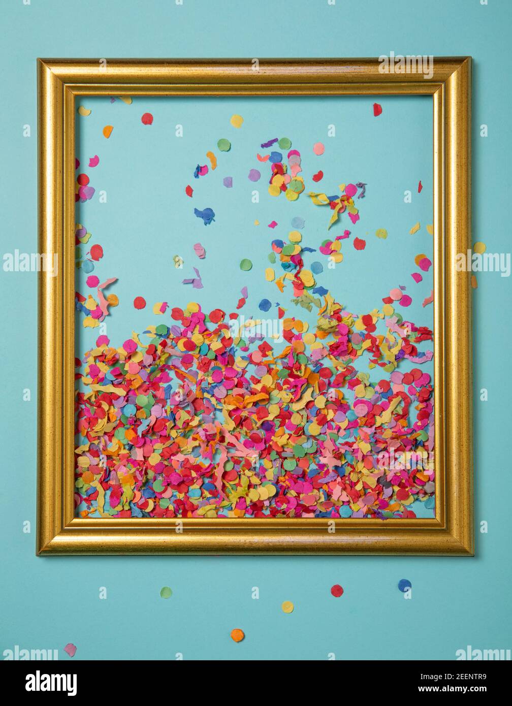 Confetti con cornice dorata e sfondo blu. Concetto piatto di festa a sorpresa Foto Stock