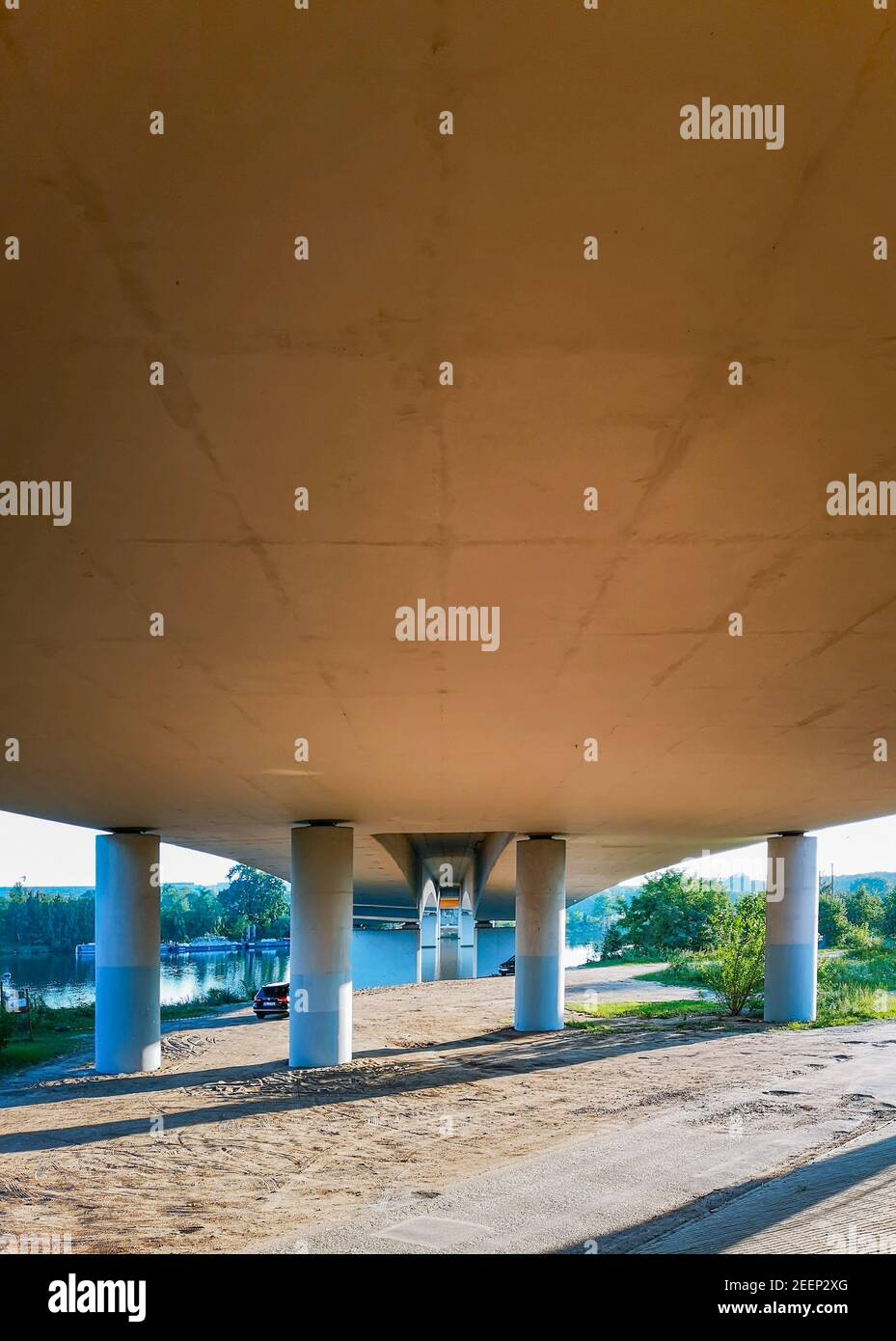 Colonne di cemento sotto il ponte sulla spiaggia vicino al fiume Foto Stock