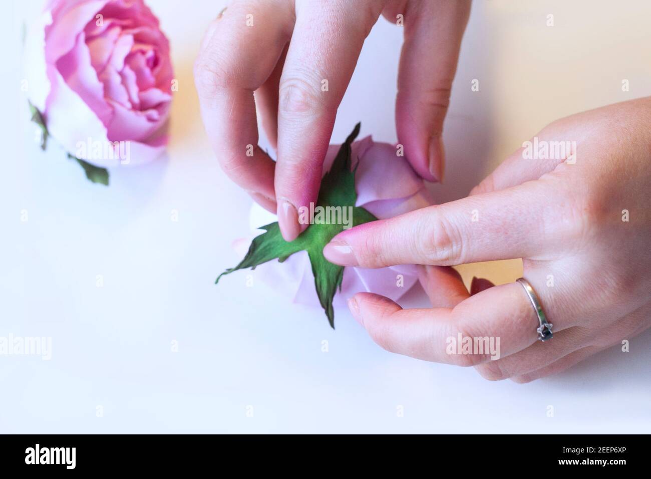 Workshop magistrale step-by-step, guida artigianale, vista dall'alto su come realizzare gioielli per capelli con fiori artificiali di rosa di schiuma, materiale EVA spugnoso, schiuma Foto Stock