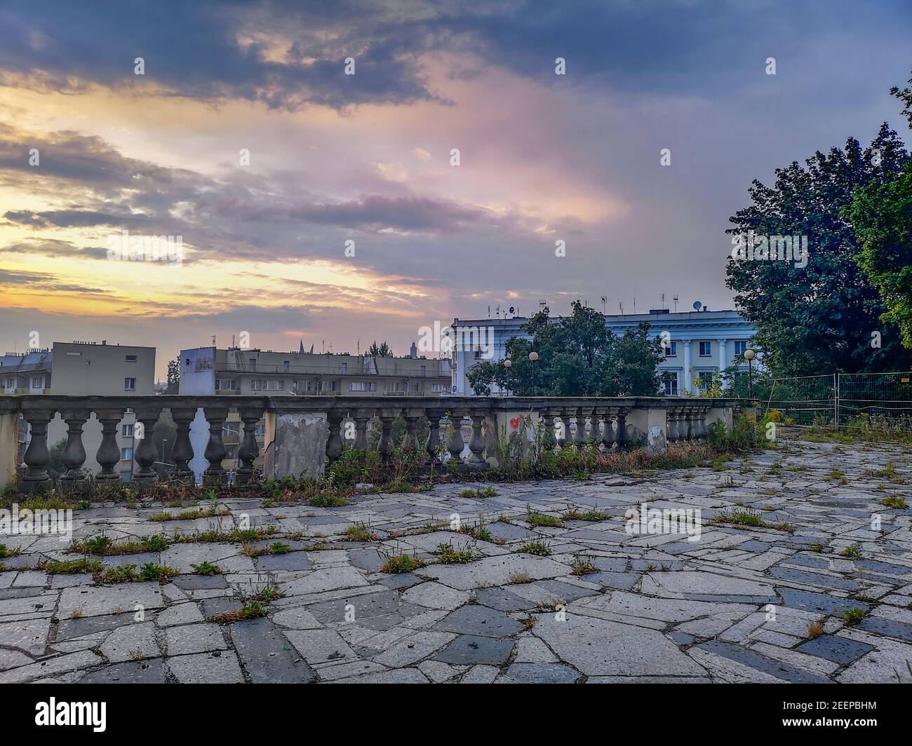 Tramonto viola sulle rovine di un vecchio edificio con una barriera in cemento Foto Stock